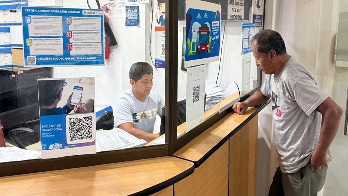 El Gobierno ofrece compensaciones temporales para los transportistas, tras el alza del precio del diésel.