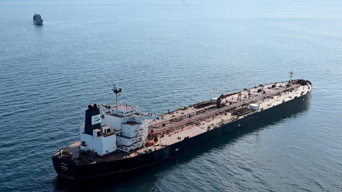 Esta fotografía aérea, tomada el 1 de octubre de 2025 frente a la costa del puerto francés de Saint-Nazaire, muestra el petrolero Boracay.