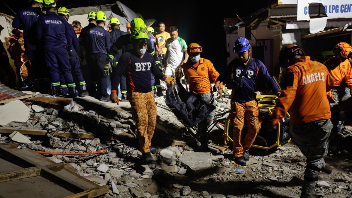 Equipos de rescate sobre un edificio derrumbado en Filipinas a raíz de un fuerte terremoto.