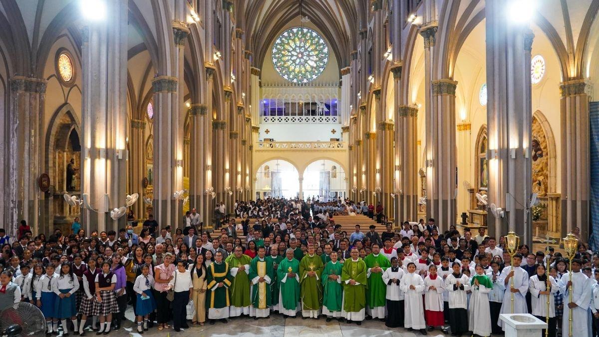 La REA celebró su aniversario con una misa solemne en la Catedral Metropolitana, consolidando su labor educativa y evangelizadora en la ciudad.