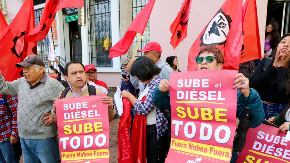 Colectivos sociales se tomaron un tramo de la avenida Maldonado en Quito.