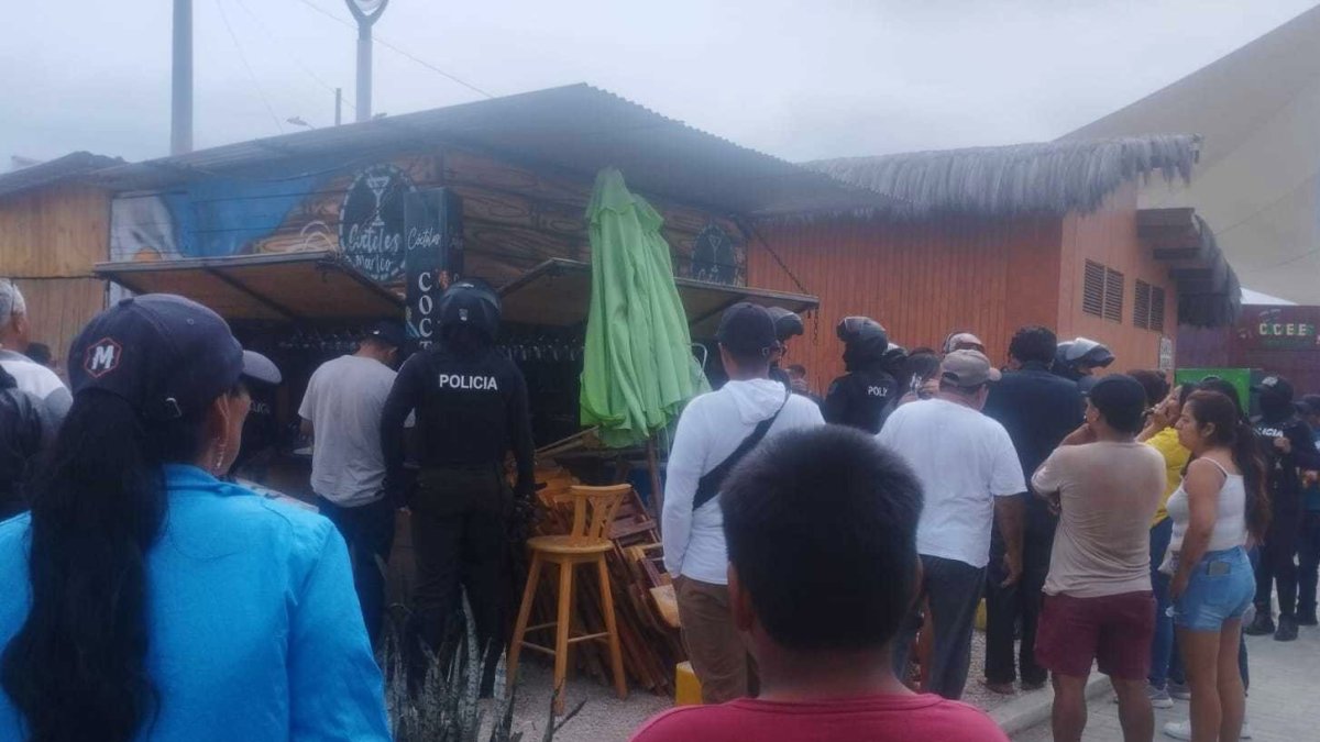 La víctima trabajaba en un local frente al parque infantil, donde niños con sus madres y padres jugaban al momento del crimen.