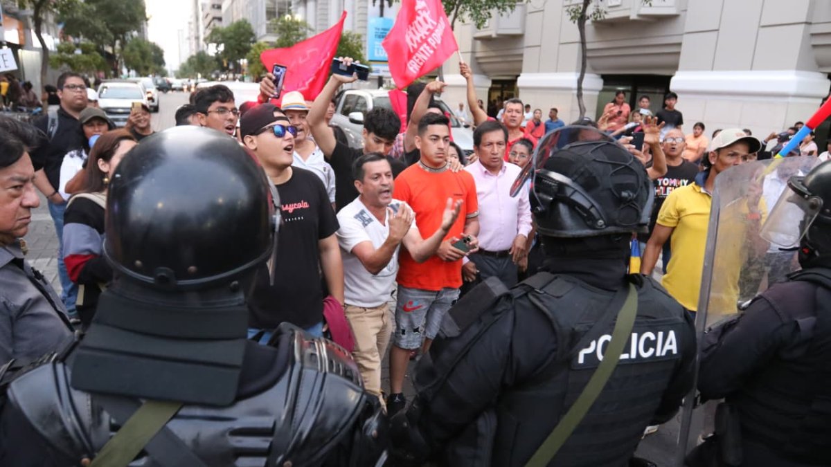 Manifestantes reclamaron por el aumento del precio del diésel y del IVA.