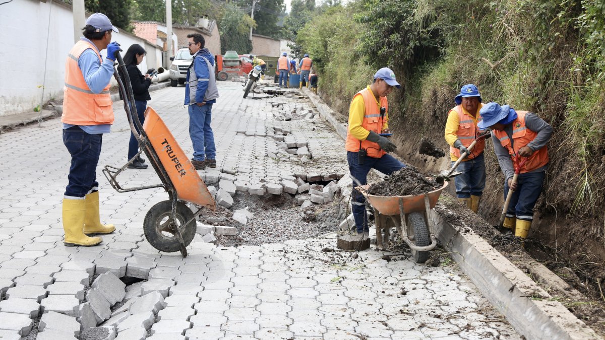 Varios hundimientos se registraron a lo largo de la calle los Conquistadores, en Puembo.