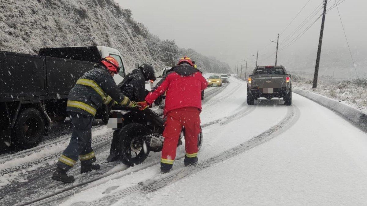 Una intensa nevada provocó el cierre en la vía Quito-Baeza. Personal de primera respuesta brinda asistencia a las personas afectadas en la zona.