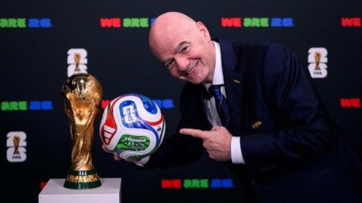 El Presidente de la FIFA, Gianni Infantino, posa junto al trofeo y la pelota de la Copa del Mundo 2026.