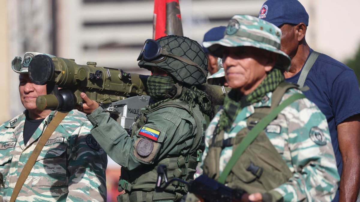 Fotografía del 23 de septiembre de 2025 que muestra a integrantes de la Fuerza Armada Nacional Bolivariana (FANB) en Caracas (Venezuela).