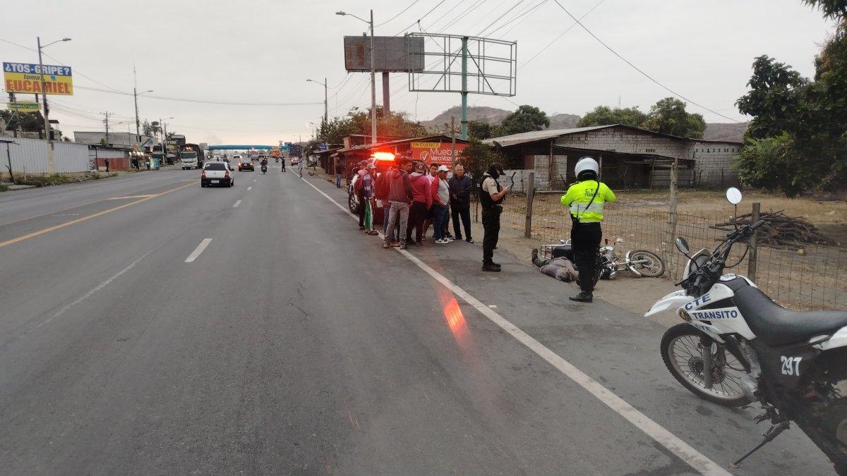 El motociclista fue hallado con un disparo en la cabeza en la calzada.