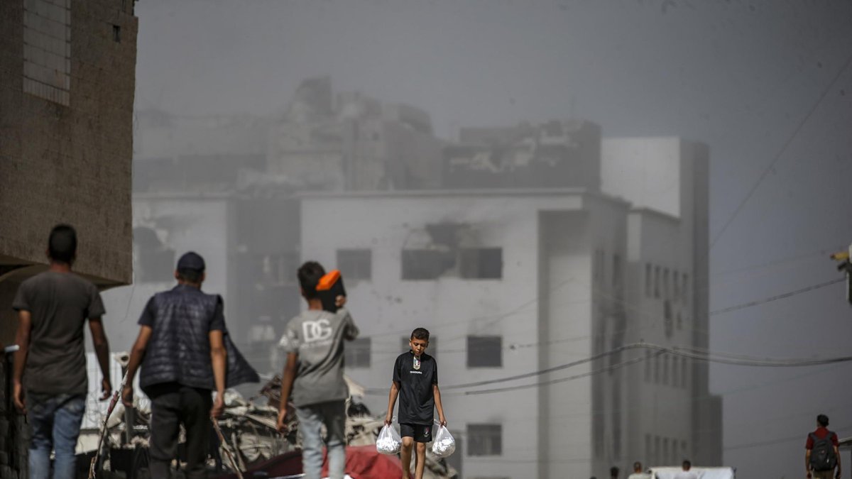 Humo se eleva tras un ataque aéreo israelí cerca del hospital Al Shifa durante una operación militar israelí en la ciudad de Gaza, Franja de Gaza, 02 de octubre de 2025