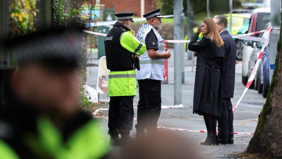 El primer ministro, Keir Starmer, y su esposa, Victoria, hablan con agentes de la Policía mientras visitan la escena frente a la sinagoga de la Congregación Hebrea de Heaton Park.