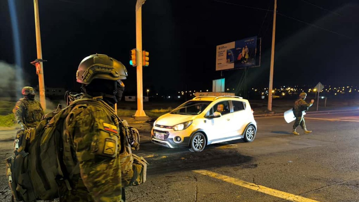 Panorama. El resguardo militar y policial ha impactado en la actividad comercial y turística en Latacunga.