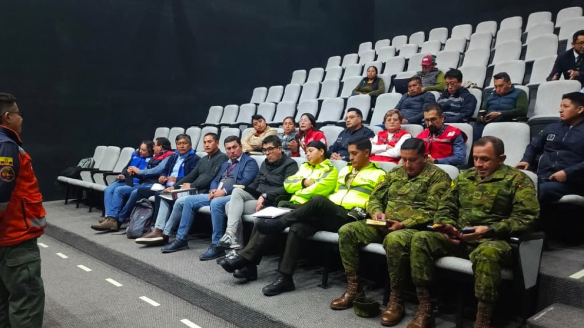 Durante la reunión previa a la ejecución del simulacro nacional.