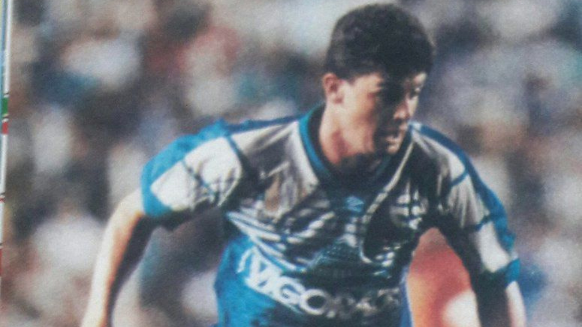Edú Manga durante su etapa en Emelec en 1994, vistiendo la camiseta azul eléctrica.