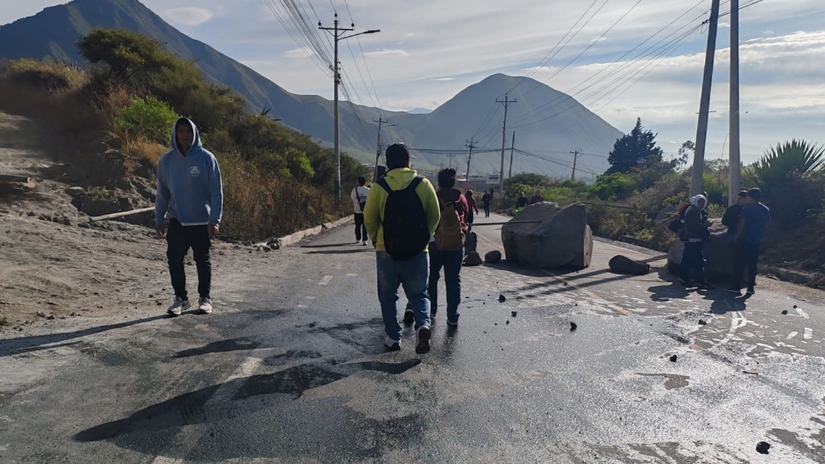 Un grupo de manifestantes se tomó la vía Mitad del Mundo- Río Blanco.
