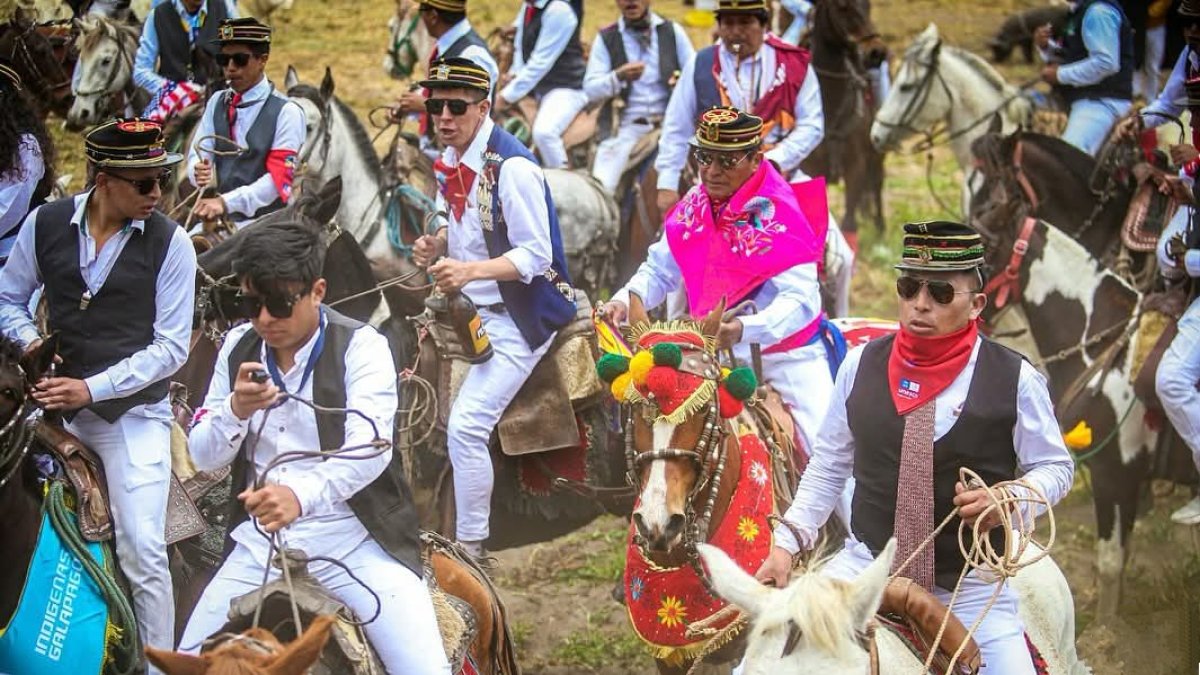 Procesión. Decenas de comuneros participan en esta caballería en Salasaka, luciendo atuendos ancestrales y de caballeros de otras épocas.
