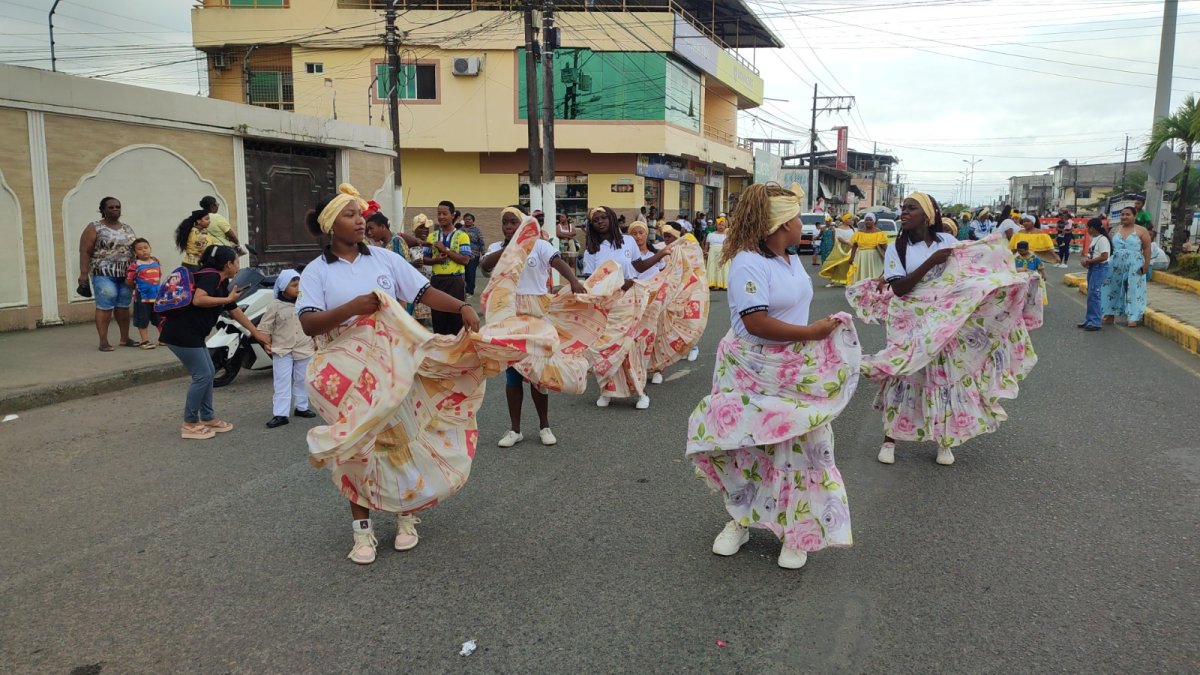 Tradición. Estudiantes bailaron marimba y usaron turbantes en el pregón.