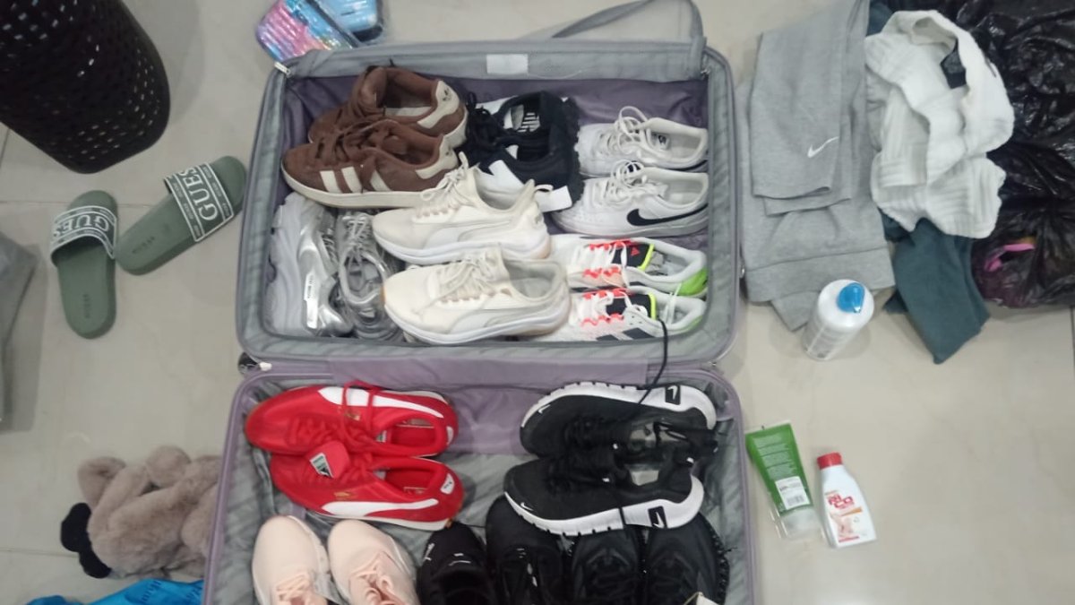 Una de las maletas contenía más de diez pares de zapatos.