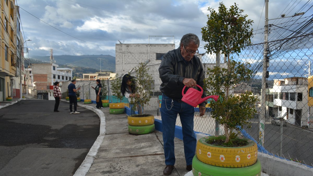 TUNGURAHUA. NELSON ANDRADE ES UNO DE LOS FUNDADORES  Y ESTA  AL FRENTE DE LAS MINGAS PARA QUE SU BARRIO SIEMPRE SE VEA PRESENTABLE.