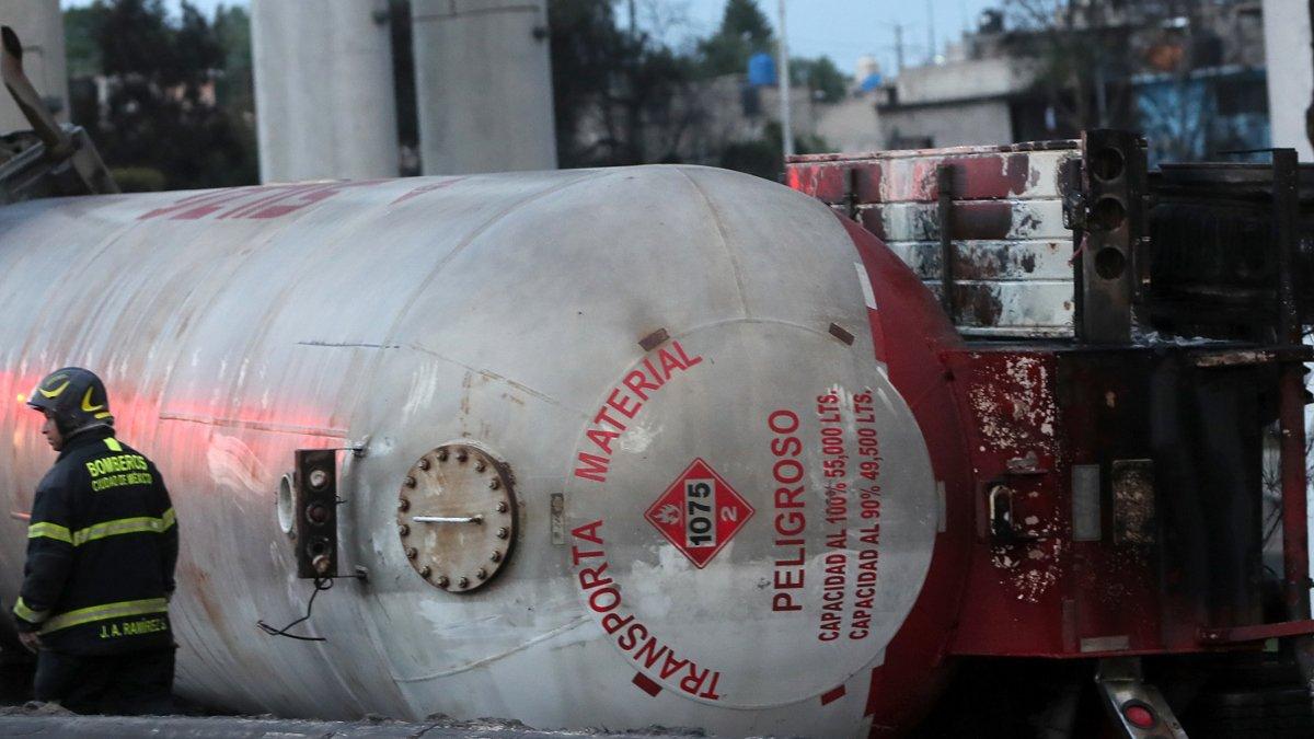Fotografía del 10 de septiembre de 2025 de un bombero junto a un camión de gas accidentado en la Ciudad de México.