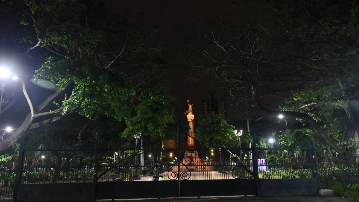Mejorar la iluminación en la Plaza del Centenario y otros puntos del bulevar 9 de Octubre, es una de las necesidades para revitalizar el centro de Guayaquil.