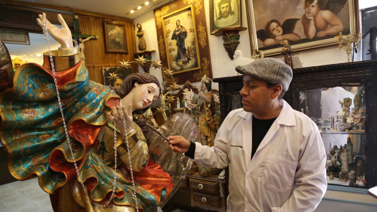 Marcelo Cuesta muestra la escultura de la Virgen de Legarda, elaborada en su taller de San Blas.