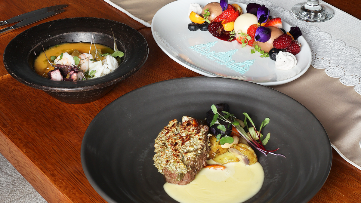 El restaurante Cúpulas Azules (del Hotel Cruz del Vado) es parte de la Guia Michelin.