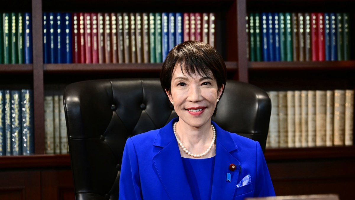 La exministra del Interior japonesa, Sanae Takaichi, posa este sábado en la oficina destinada al líder del gobernante Partido Liberal Democrático (PLD), tras ser elegida para el cargo en Tokio.