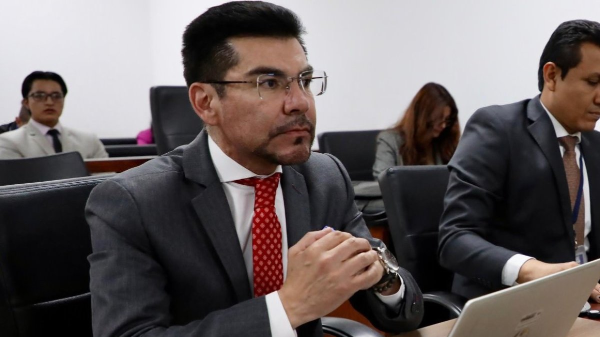 Carlos Alarcón es desde octubre de 2025 fiscal general encargado por resolución del Consejo de la Judicatura, presidido por Mario Godoy.