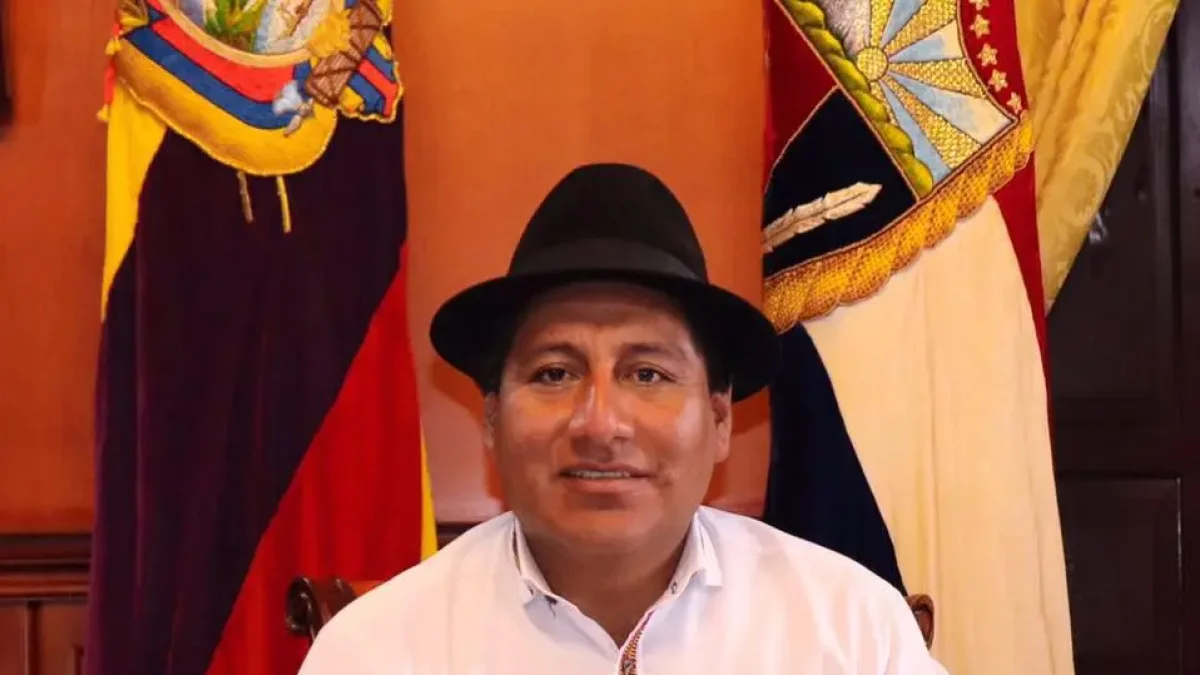 Luis Medardo Chambulema, exalcalde de Guaranda, fue detenido junto a dos funcionarios.