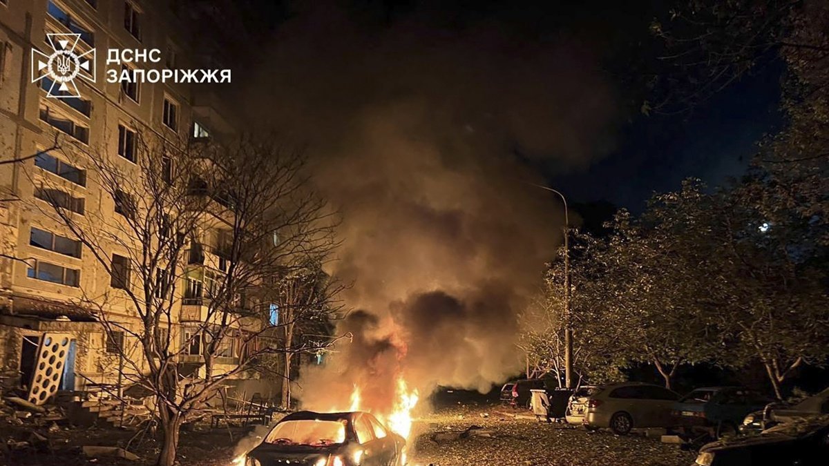 Imagen cedida por el Servicio Estatal de Emergencias ucraniano que muestra la destrucción en un edificio residencial en Zaporiyia, la madrugada de este domingo 5 de octubre.