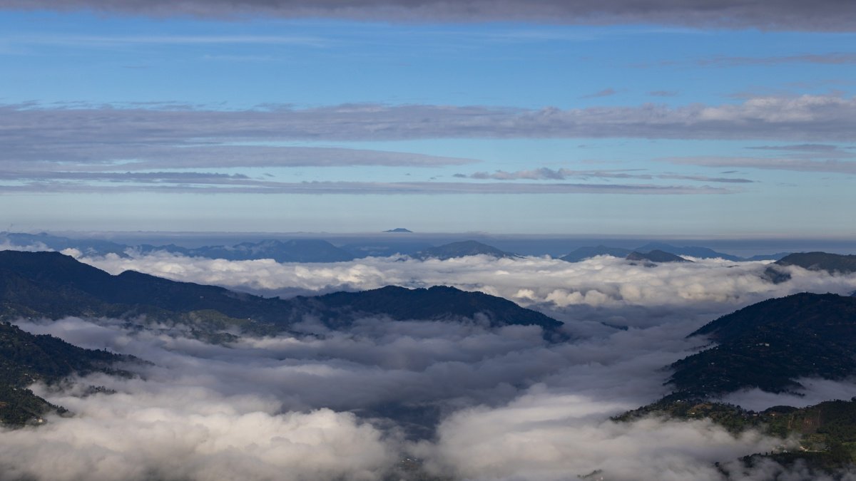Las nubes monzónicas se acumulan sobre Katmandú tras las lluvias caídas en Katmandú, Nepal, el 5 de octubre de 2025.