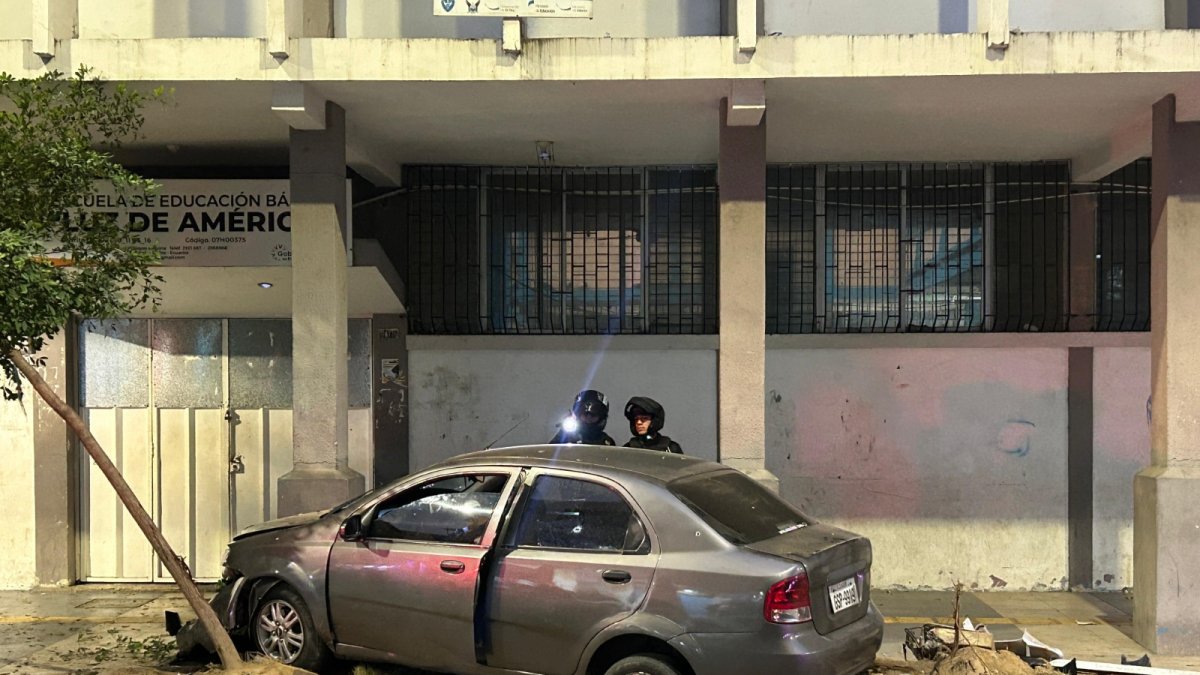 El vehículo en el que viajaban las dos víctimas se subió a la vereda y se impactó contra un árbol.