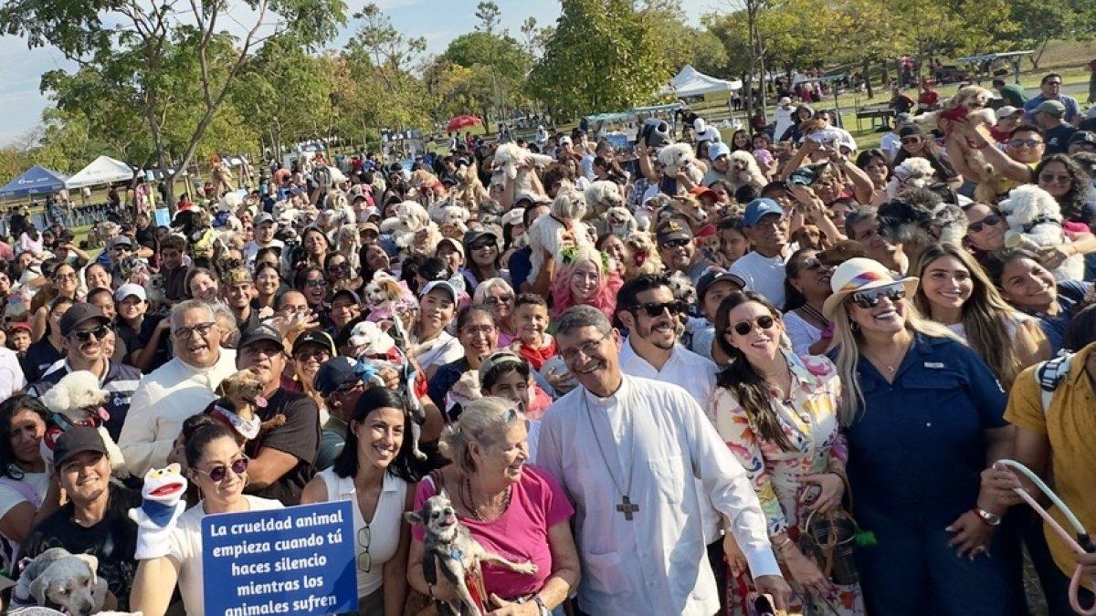 El cardenal Luis Gerardo Cabrera fue quien realizó la bendición principal con agua bendita a decenas de animales.