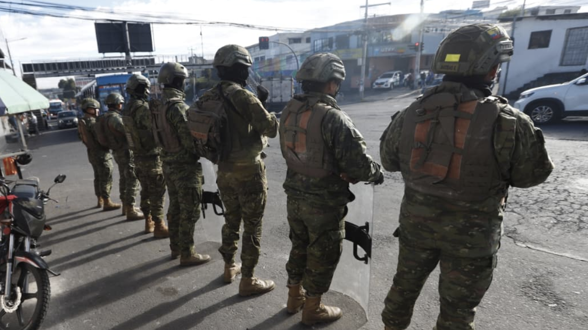 Quito amaneció con bloqueos, presencia policial y tensión ciudadana tras el anuncio de la Conaie de intensificar el paro.