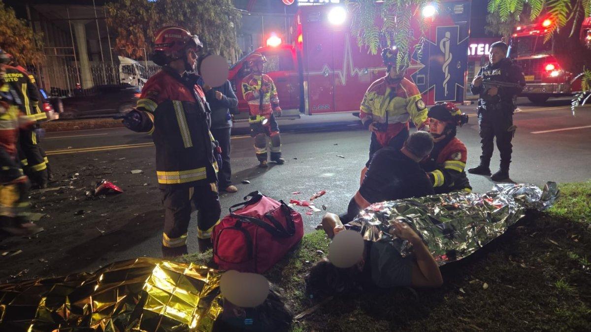 Los heridos fueron atendidos en camillas y cubiertos con mantas térmicas.