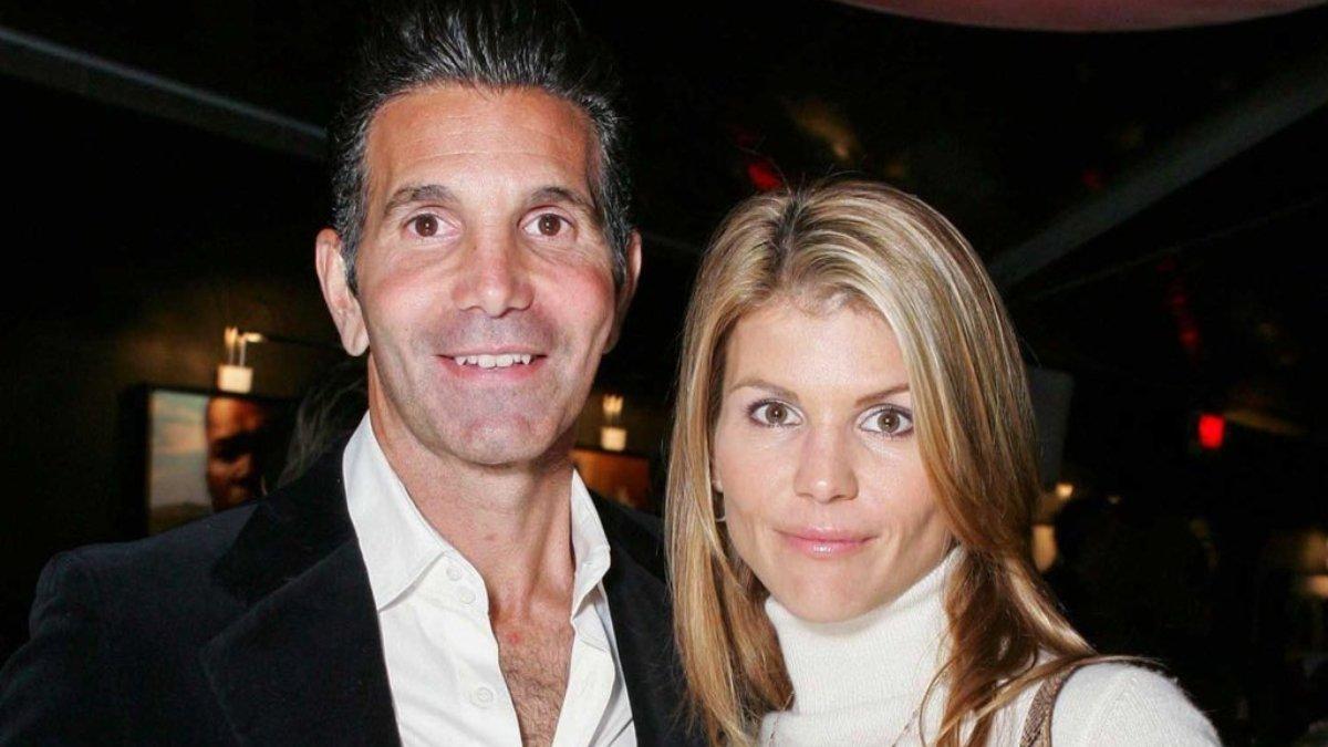 Lori Loughlin y Mossimo Giannulli, un matrimonio que inició en 1997. Se casaron en una ceremonio privada.