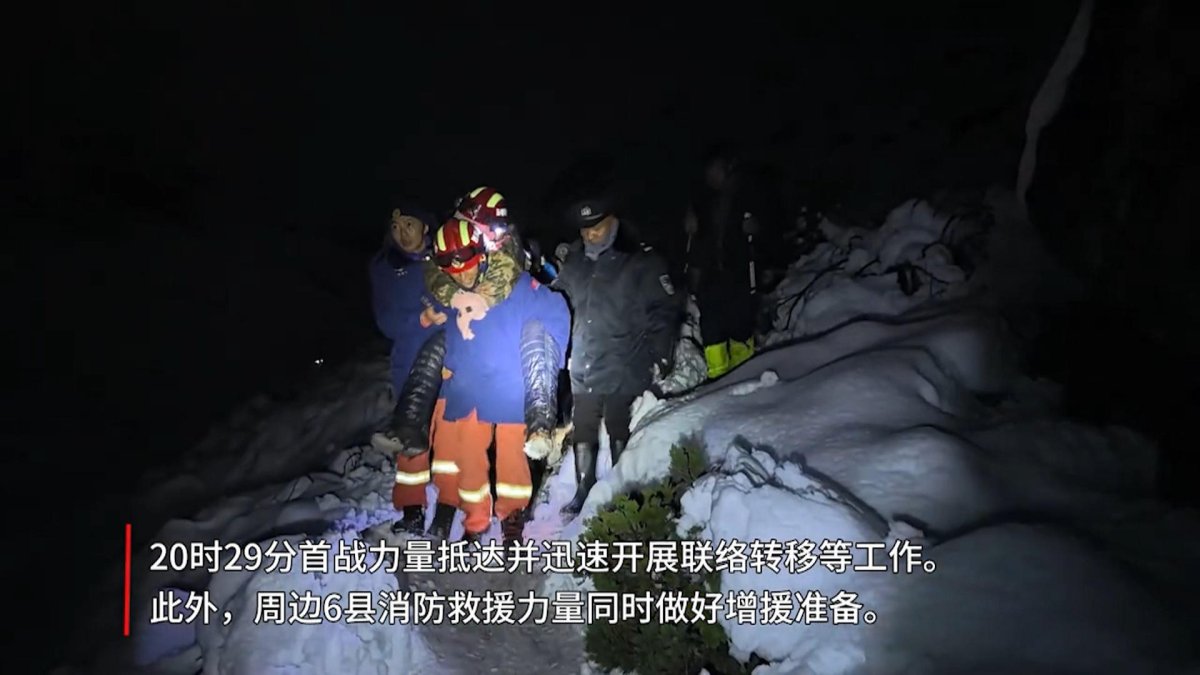 Rescatistas en una ruta de senderismo en el Tíbet evacuando turistas después de que una tormenta de nieve azotara los alrededores del monte Everest.