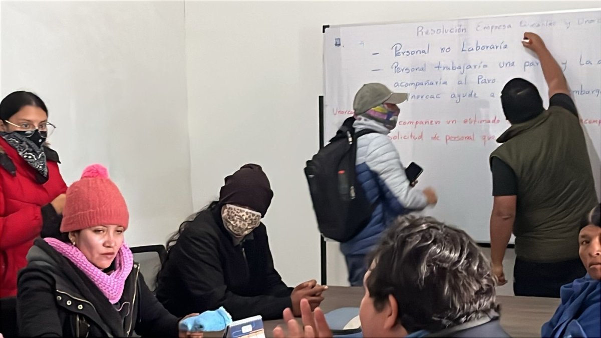 Expoflores publicó imágenes, del momento en que dirigente de grupos indígenas ingresó a una de las fincas.