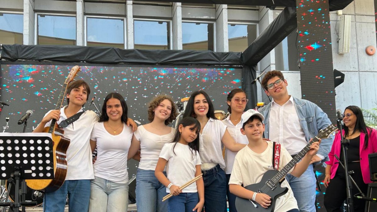 Cristina Nogales junto a Pamela Cortés y sus compañeros de la banda.