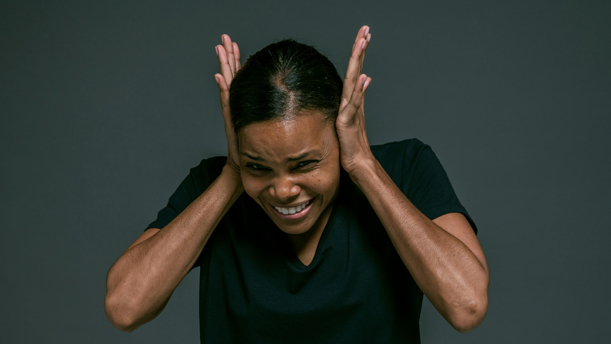 El ruido excesivo entre vecinos puede ser sancionado por ordenanzas municipales o como contravención penal, según el COIP.