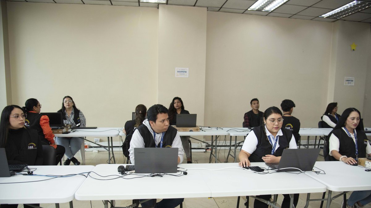Un grupo de veedores estaba listo para iniciar con la verificación de las firmas en el CNE.