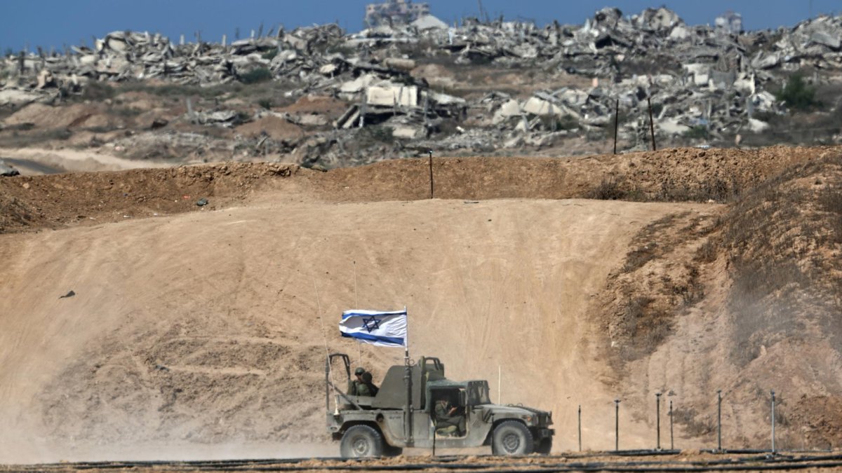 Tropas israelíes patrullan la frontera entre Israel y Gaza, este lunes, 6 de octubre de 2025.