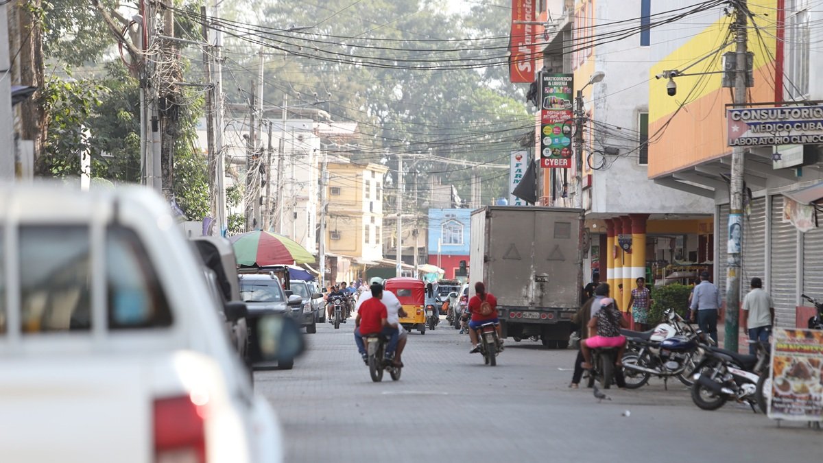 La mayor parte del movimiento comercial confluye en un solo sector. La zona está dedicada al cultivo de banano y cacao y producción de camarones.