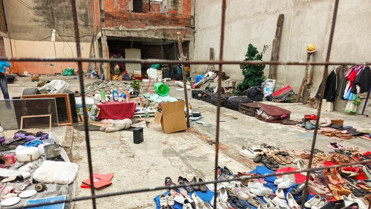 En el sitio se comercializaba de forma ilegal zapatos y otras prendas de vestir.