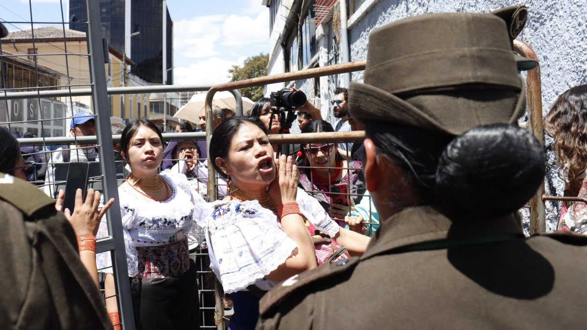 Comunidad. Varios familiares de los otavaleños detenidos protestaron Quito, para pedir su liberación.