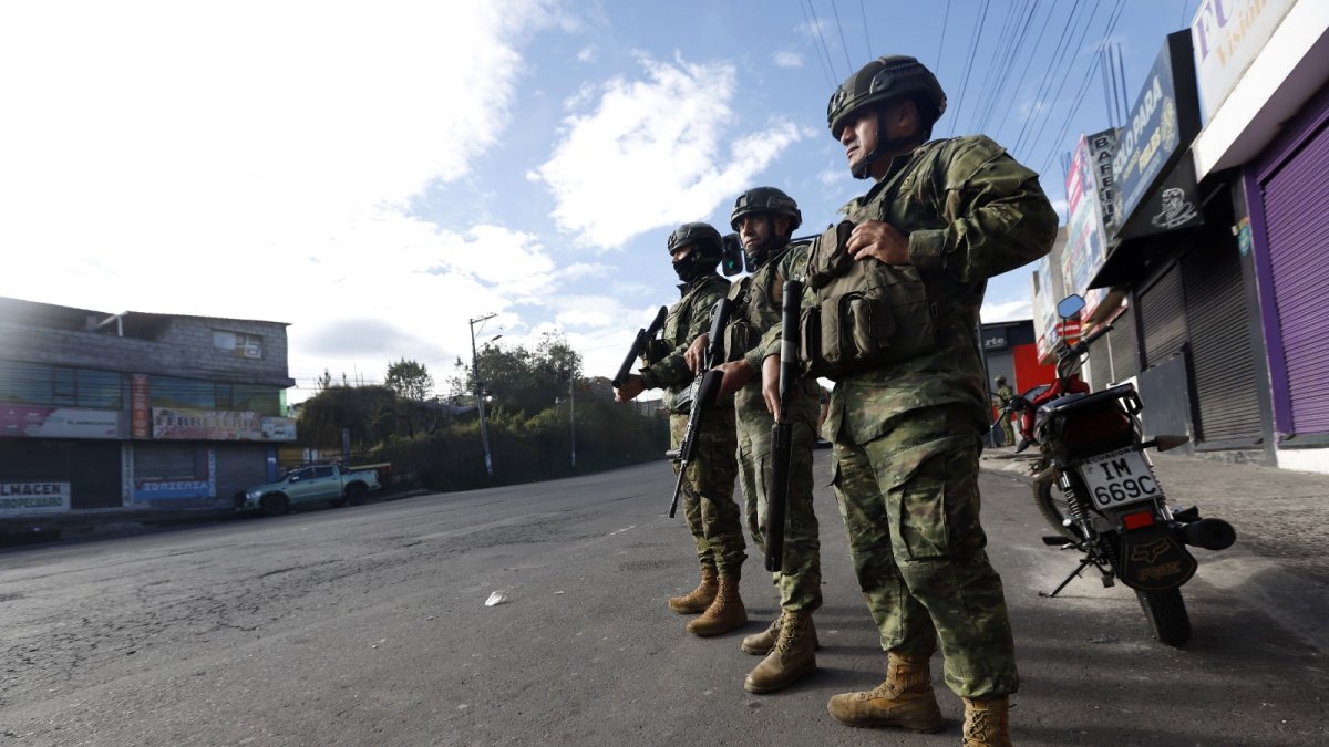 El 6 de octubre, soldados de la Fuerza Terrestre se apostaron en Cutuglagua con cascos, escudos y fusiles.