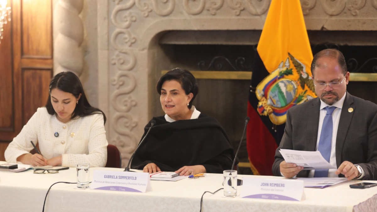 Sariha Moya, Gabriela Sommerfeld y John Reimberg se reunieron con el cuerpo diplomáitico en Quito.
