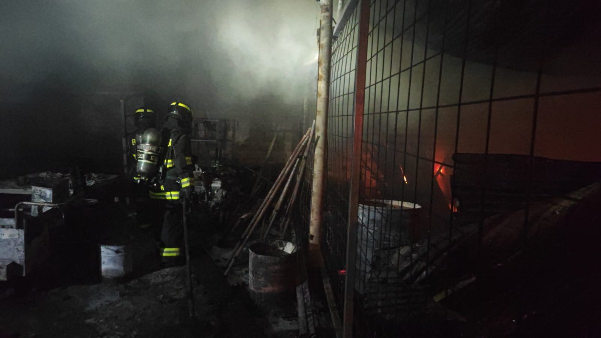 El taller mecánico, ubicado en la Ciudadela Argentina, en el sur de Quito, quedó destruido.