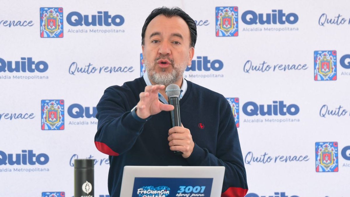 Pabel Muñoz durante su informe semanal, Frecuencia Quiteña.