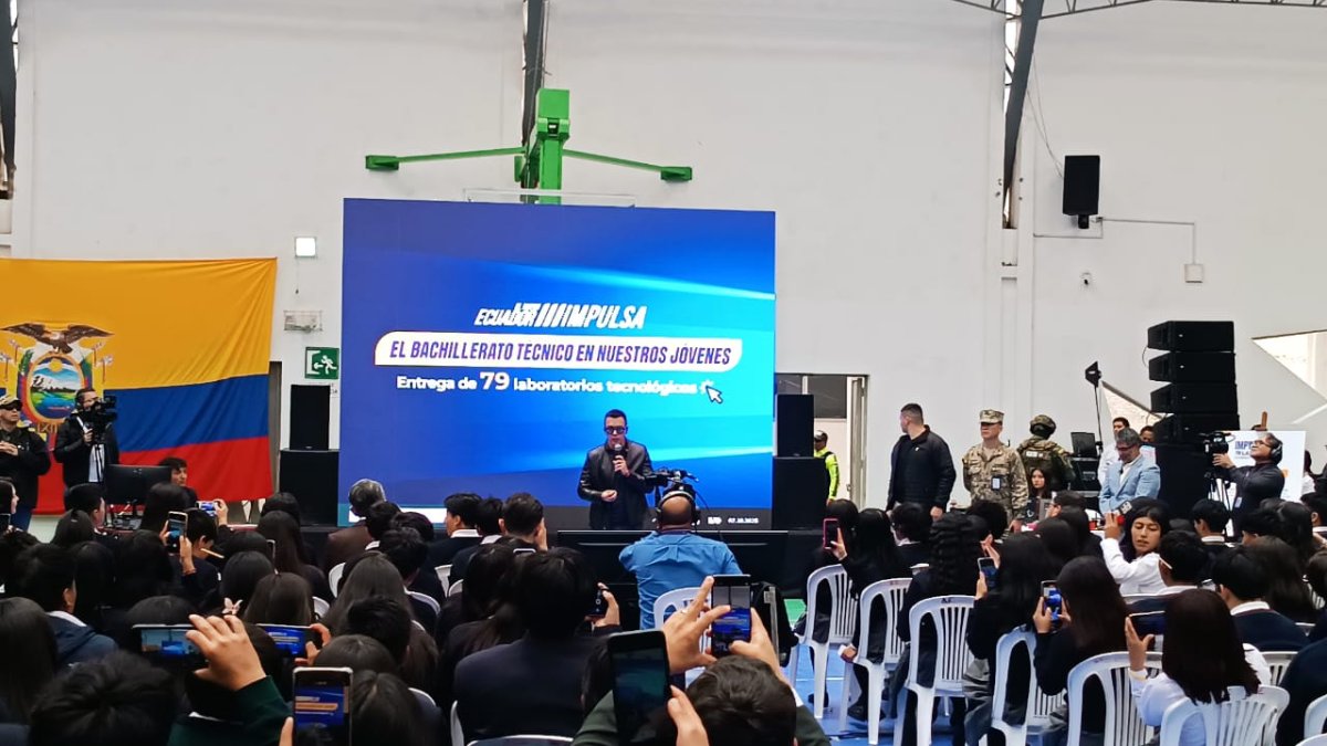 El presidente Daniel Noboa durante la entrega de laboratorios tecnológicos en la Unidad Educativa Manuel J. Calle, en Cuenca.